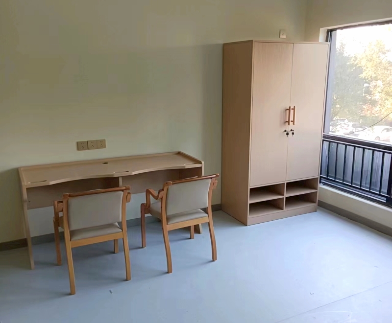 1697765195136056.jpg 桌椅(yǐ)、衣櫃(guì).jpg